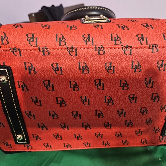 Dooney and bourke purse - Picture 3 of 8